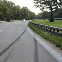1434764339-a95-starnberg-r8-wird-bei-hoechstgeschwindigkeit-zerfetzt-person-fliegt-mit-sitz-aus-wrack-und-stirbt-pahg.jpg